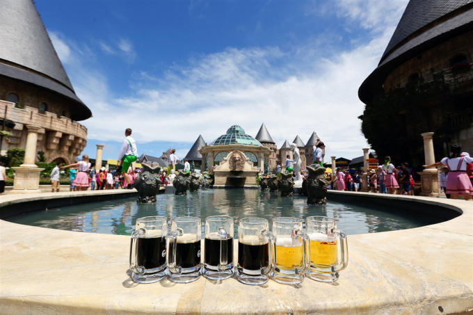 Điểm mới của B’estival 2017 năm nay là có các gian hàng cho thuê và bán những bộ trang phục lễ hội truyền thống. Du khách tha hồ tận hưởng niềm vui khi được khoác trên mình những bộ đồ lễ hội sặc sỡ để nhảy múa và để check – in, ghi lại những khoảnh khắc “vui không khoảng cách” tại Bà Nà Hills.
    Diễn ra lần thứ hai, nhưng năm nay Lễ hội bia B’estival được tổ chức với quy mô hoành tráng hơn, thời gian kéo dài hơn. Đây sẽ là sự kiện được tổ chức thường niên, làm nên “đặc sản” của khu du lịch ngập tràn sắc màu lễ hội trên đỉnh Bà Nà./.