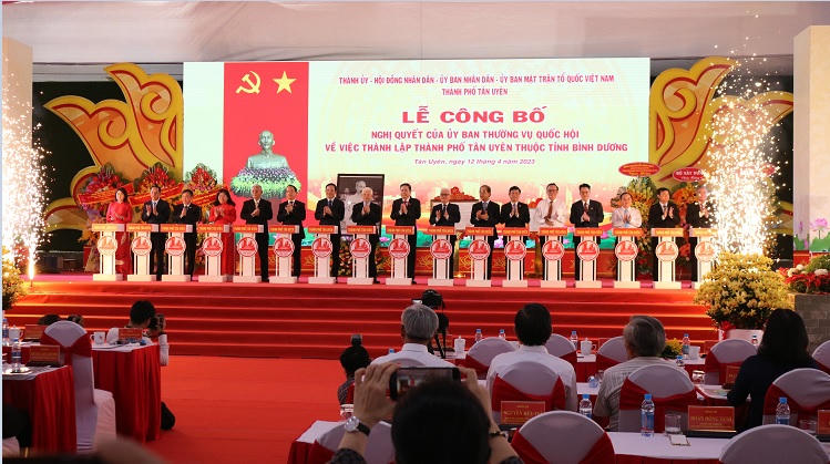 Các đại biểu tham gia nghi thức chúc mừng Thành phố Tân Uyên.