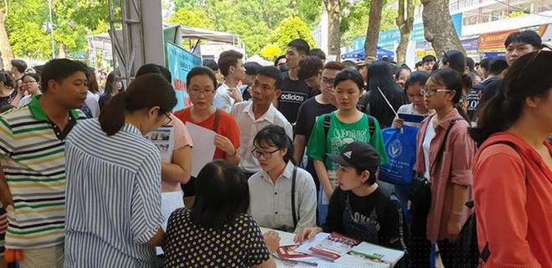 Các trường đại học đang dựa vào thang đo - điểm thi tốt nghiệp - được cho là chuẩn, nhưng lại không chuẩn dẫn đến tuyển sinh mất chuẩn.