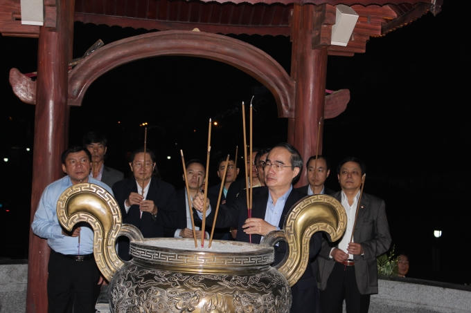 Ủy viên Bộ Chính trị, Chủ tịch UBTƯ MTTQ Việt Nam Nguyễn Thiện Nhân một lần dâng hương tại Thành Cổ.  Ảnh: Quốc Khánh