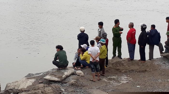 Chưa tìm thấy thi thể người vợ vụ lật thuyền chài lưới trong đêm