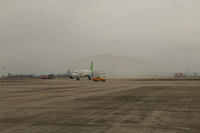 Máy bay Airbus A320 của Bamboo Airways hạ cánh tại sân bay Vân Đồn lúc 10h00 sáng nay 2.2.2019.