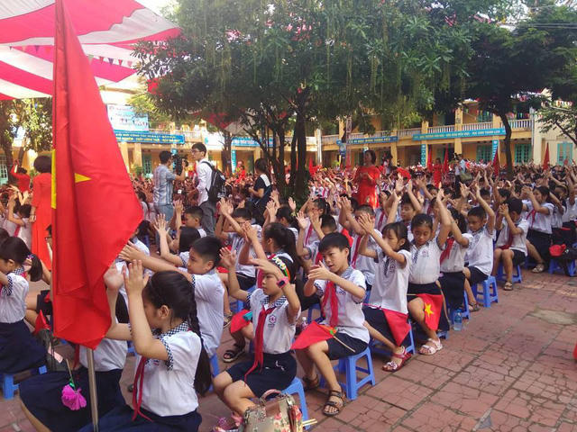 Ph&oacute; Thủ tướng Vũ Đức Đam c&ugrave;ng học sinh h&aacute;t vang b&agrave;i quốc ca ng&agrave;y khai giảng