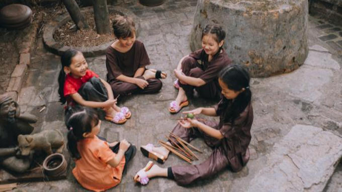 Thế giới kỳ diệu trong tâm hồn trẻ tràn ngập với các bài hát đồng dao và trò chơi dân gian truyền thống.