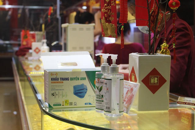 Một khâu quan trọng trong mùa dịch là bất cứ ai vào mua bán vàng đều phải đeo khẩu trang, sát khuẩn tay.