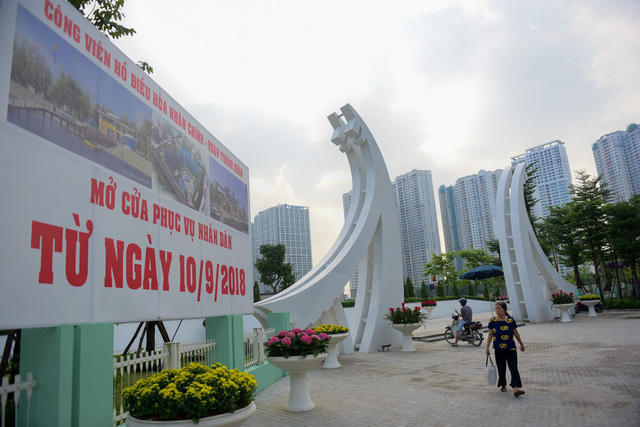 Biển báo khai trương trước cổng công viên.