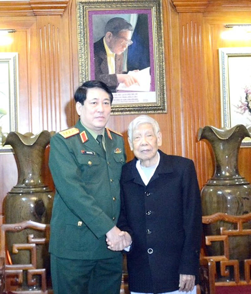 Chủ nhiệm Tổng cục Chính trị Lương Cường trong một lần thăm hỏi nguyên Tổng Bí thư Lê Khả Phiêu.