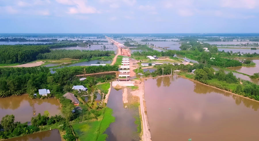 Tuyến đường bộ cao tốc TP. Cà Mau - Đất Mũi có vị trí điểm cuối tuyến tại huyện Ngọc Hiển. Đặc biệt, giúp thúc đẩy phát triển kinh tế - xã hội và bảo đảm quốc phòng, an ninh của khu vực đồng bằng sông Cửu Long và cả nước.
