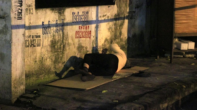 Nhói lòng cảnh người nghèo nằm vỉa hè, ghế đá giữa đêm đông