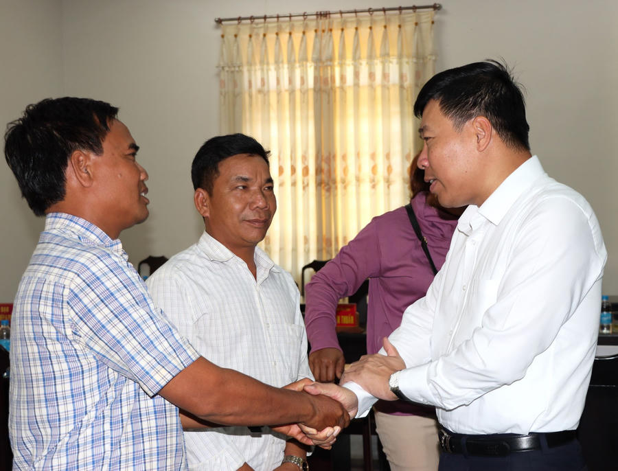 Bí thư Tỉnh ủy Nguyễn Mạnh Cường chia sẻ với suy nghĩ của người dân nhưng việc giải quyết các vụ việc phải trên cơ sở quy định của pháp luật. Ảnh: BPTV