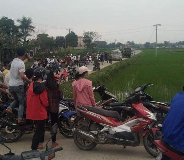 Người dân đứng từ xa theo dõi quá trình vây bắt nhóm đối tượng.