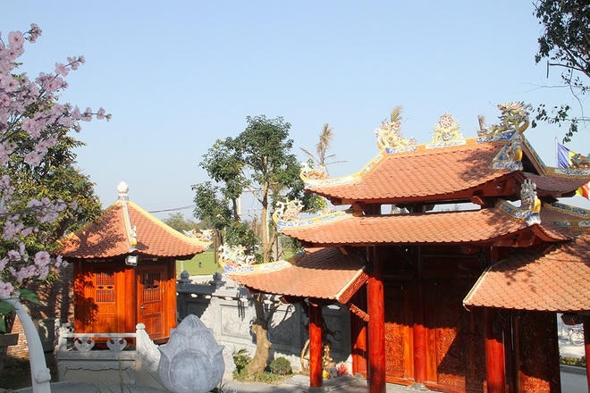 Khuôn viên đền còn có một số kiến trúc khác như cổng Tam Quan, tượng Quan Âm, lầu chuông, quả cầu phong thủy...