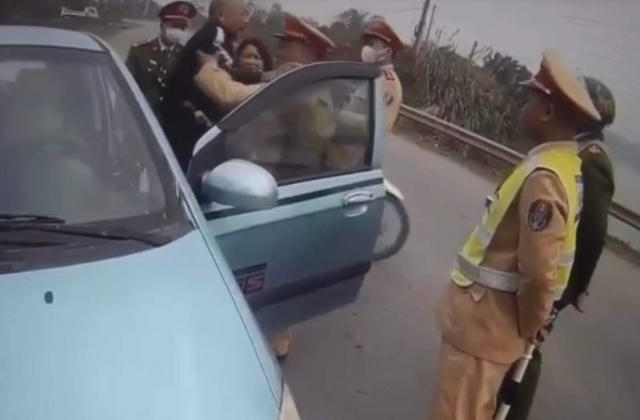 Hoà Bình: Đề nghị truy tố tài xế vi phạm nồng độ cồn, vật ngã CSGT