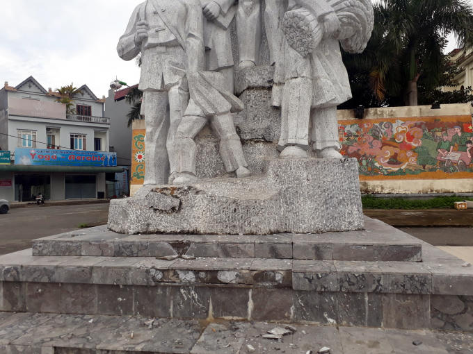 Một phần bức tượng bị đổ và rơi xuống khiến một cháu bé bị thương.