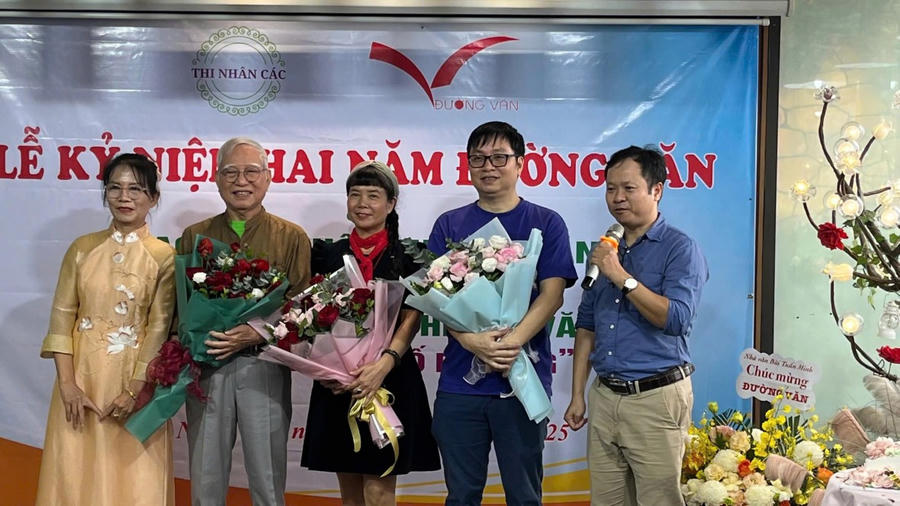 Ban Tổ chức tặng hoa cho Ban Giám khảo cuộc thi Tản văn “Đối thoại với núi rừng”. Ảnh: Ngô Đức Hành