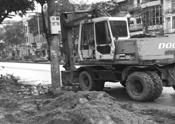 Việc chỉnh trang vỉa hè đường Hùng Vương vẫn được thực hiện sau khi có quyết định “Áp dụng biện pháp khẩn cấp tạm thời” của Tòa án.