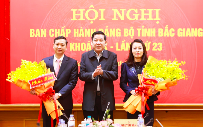 Bí thư Tỉnh ủy chúc mừng ông Oanh và bà Hương (Ảnh: UBND Bắc Giang).