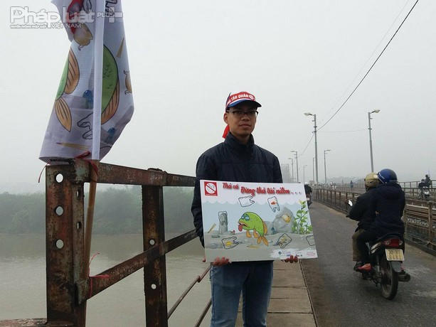 Mặc dù thời tiết rất lạnh nhưng các thành viên trong nhóm đã có mặt từ rất sớm để tham gia tuyên truyền.