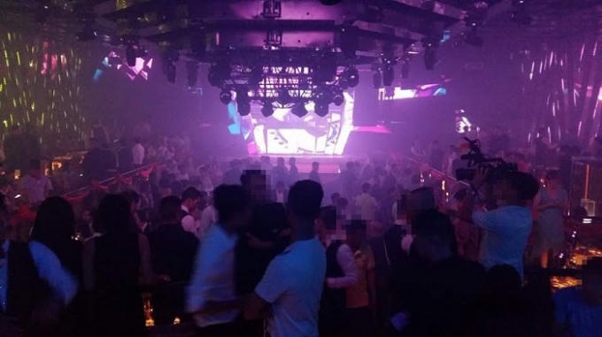 Độc quyền: Hàng trăm dân chơi bị kiểm tra tại Bar 212 Nguyễn Trãi