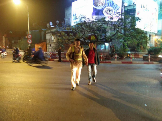 Người đ&agrave;n &ocirc;ng c&oacute; &yacute; định tự tử tr&ecirc;n cầu được c&aacute;c chiến sĩ CSGT cứu kịp thời.