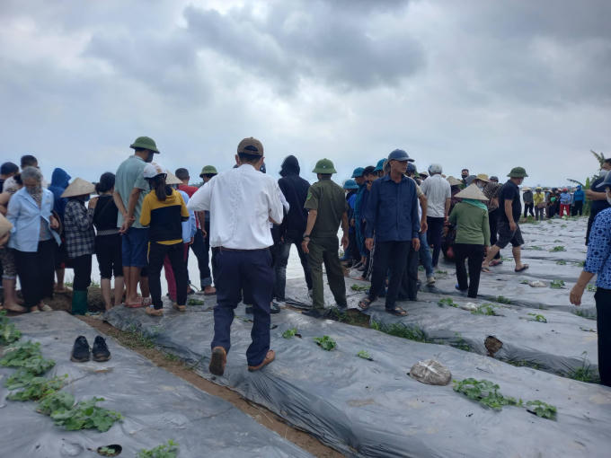 Khi nghe thông tin rất nhiều họ hàng và bà con hàng xóm đã có mặt ở bờ sông để chia sẻ với gia đình nạn nhân.