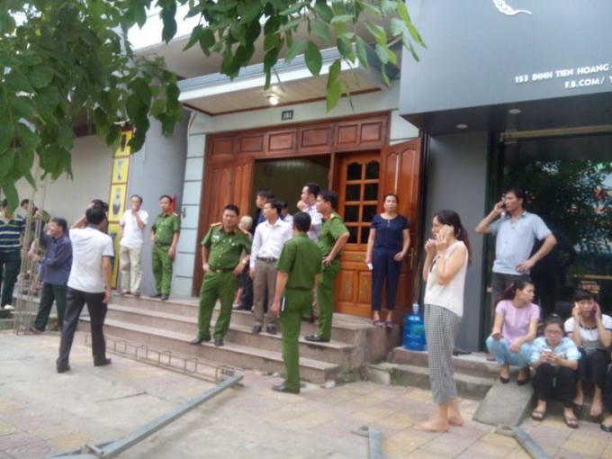Tại nhà nghi phạm Minh ( địa chỉ 151 Đinh Tiên hoàng, TP. Yên Bái), rất đông lực lượng công an khám xét hiện trường. Gia đình ông Minh cũng đang chuẩn bị tang lễ.