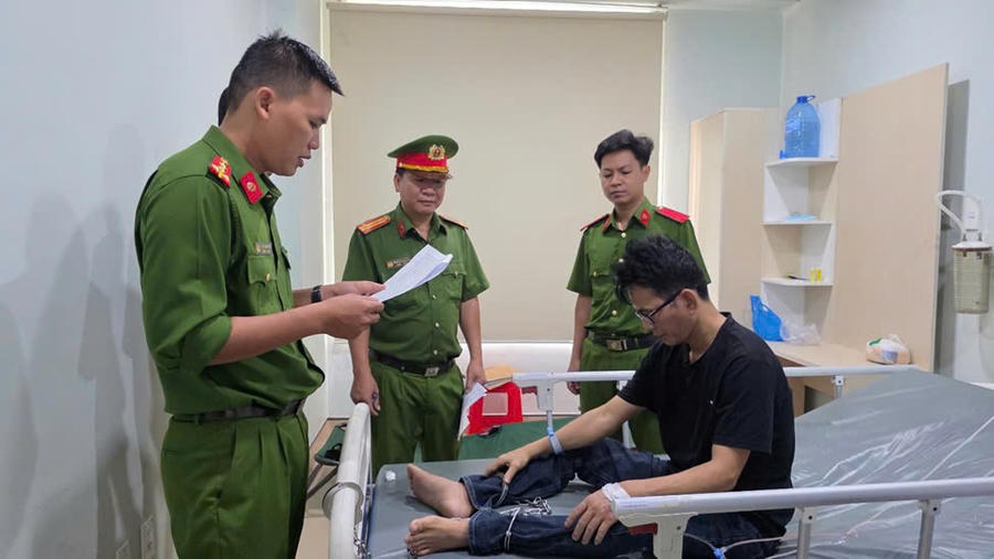 Tống đạt quyết định khởi tố bị can Trần Thanh Nhơn.