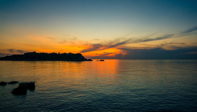 Khung cảnh bình minh trên biển, nhìn mặt trời dần xuất hiện từ Cực Đông luôn đẹp huy hoàng, tráng lệ