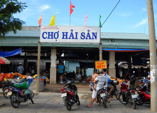 Cơ quan chức năng phát hiện tiểu thương Mai Thị Cúc (chủ quầy 19 Chợ Hải sản tại phường Thanh Khê Đông) có sử dụng tạp chất Agar. (Ảnh minh họa).