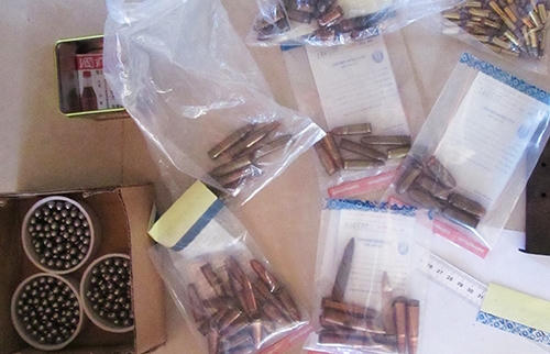 500 viên đạn các loại được cảnh sát thu giữ tại nhà trung tá Thi. Ảnh: Cửu Long