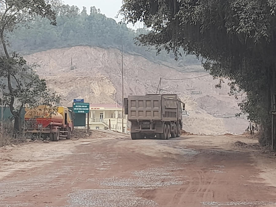 Khu vực khai thác đất của Công ty Cổ phần Đại Tỉnh ở khu phố Kem, thị trấn Nham Biền.
