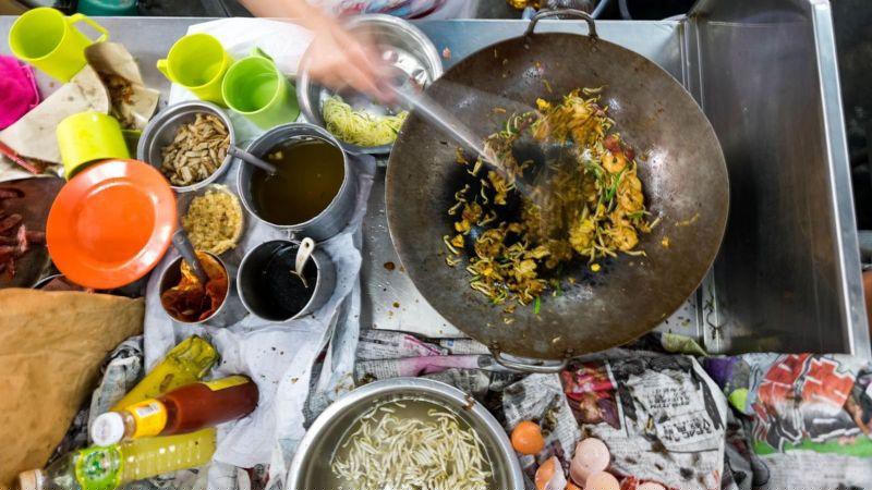 Char Kway Teow giống món hủ tiếu xào.