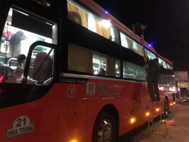 Khách hoảng loạn vì cả chục xe giường nằm bị ném đá trong đêm - ảnh 1