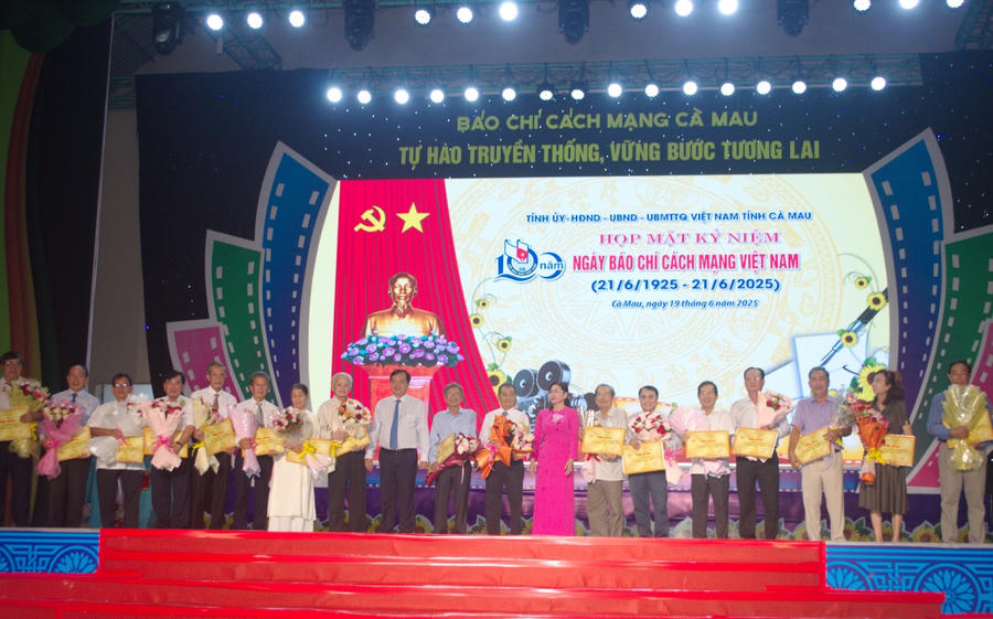 Ông Huỳnh Quốc Việt - Ủy viên dự khuyết BCH TW Đảng, Phó Bí thư Thường trực Tỉnh ủy Bạc Liêu và bà Lê Thị Nhung - Ủy viên BTV Tỉnh ủy, Phó Chủ tịch điều hành HĐND tỉnh Cà Mau, trao bảng vinh danh và hoa chúc mừng các Nhà báo lão thành tiêu biểu.