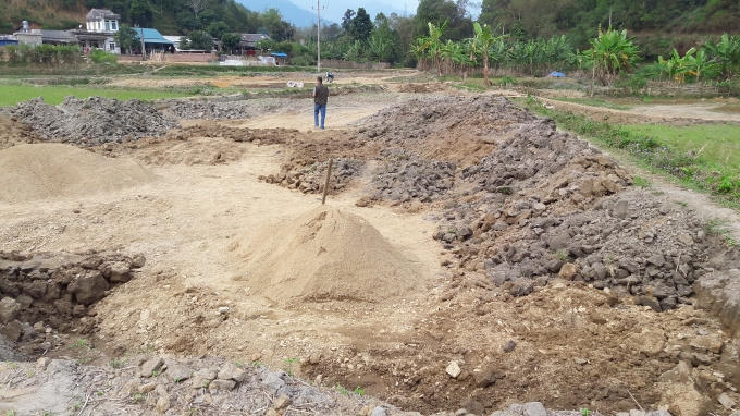 Bắc Kạn: Ph&aacute; n&aacute;t ruộng để khai th&aacute;c c&aacute;t tr&aacute;i ph&eacute;p
