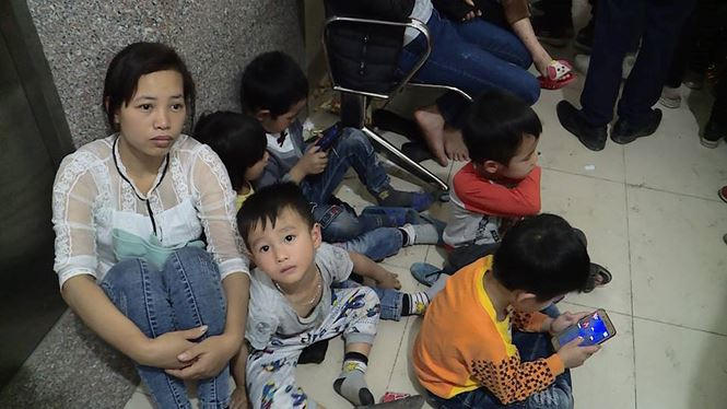 Mệt mỏi, vạ vật ngồi bệt ngay trên nền gạch chờ vào khám bệnh