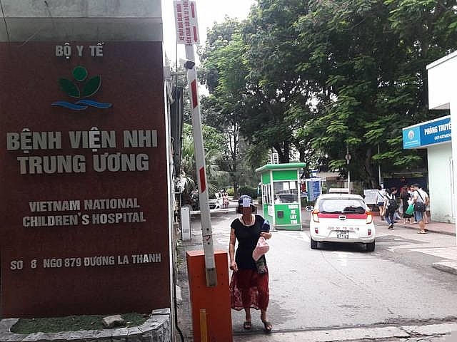 chong chu truong la nguoi bo quen be 3 tuoi tren o to o bac ninh hinh anh 1