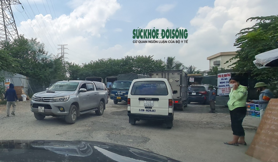 Hà Nội: Chủ tịch phường “ngạc nhiên” khi nhận tin báo hàng trăm người đang tụ tập bên trong bãi xe “lậu” - Ảnh 5.