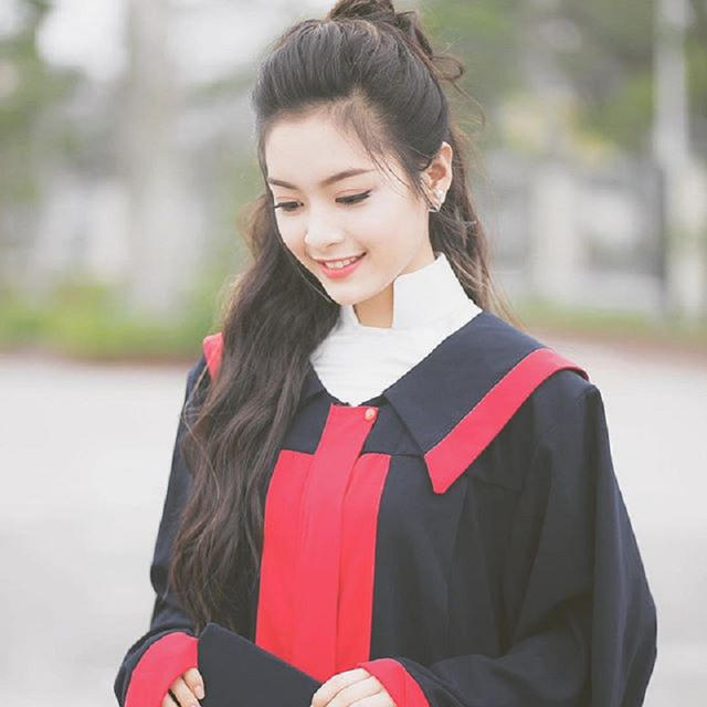 Tố Anh có gương mặt đẹp sắc sảo, các đường nét rõ ràng.