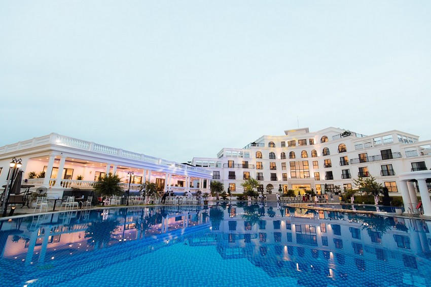 Glory Resort gây ấn tượng với từng chi tiết thiết kế, mang đến một không gian nghỉ dưỡng đẳng cấp cho kỳ nghỉ của bạn.