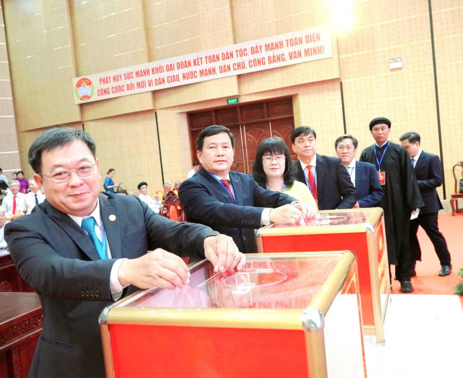 Đại biểu tham dự Đại hội quyên góp ủng hộ đồng bào bị lũ lụt tại miền Trung và Tây Nguyên