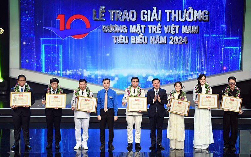 Đồng chí Đỗ Trọng Hưng và Bí thư Trung ương Đoàn Nguyễn Minh Triết, Chủ tịch Trung ương Hội sinh viên Việt Nam, Phó Chủ tịch Thường trực Hội đồng Giải thưởng, trao giải thưởng Gương mặt trẻ Việt Nam triển vọng năm 2024.