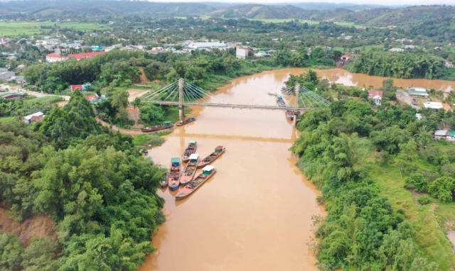 Lâm Đồng: Xử phạt chủ tàu không số lén lút hút cát lậu