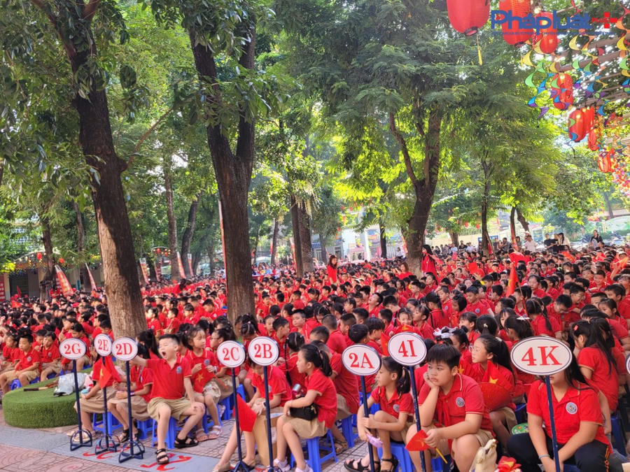 Một màu đỏ rực được bao phủ tại sân trường nhâ ngày khai giảng.