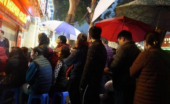 Ai cũng mong muốn mình là người mua vàng sớm nhất để lấy may mắn.