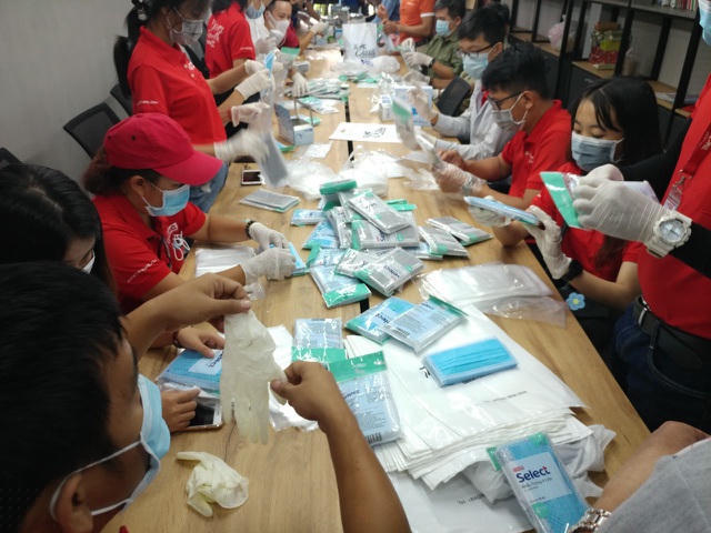 Sở Du lịch TPHCM phát khẩu trang y tế miễn phí cho khách du lịch đến thành phố (ảnh: Phạm Nguyễn)