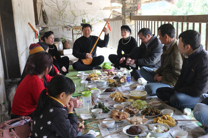 Tết là dịp để anh em họ hàng sum họp, đoàn tụ, họ cùng chúc cho nhau những điều tốt đẹp nhất.
