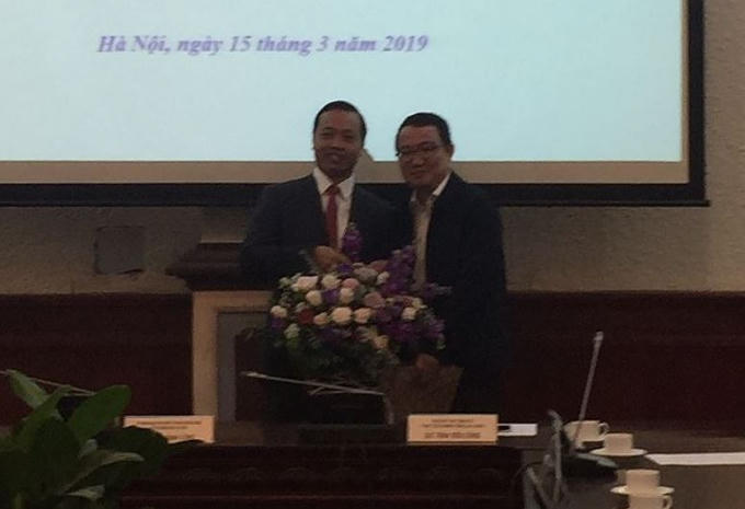 Đồng chí Trần Tiến Dũng nhận hoa chúc mừng từ Bí thư Đoàn Thanh niên Bộ Tư pháp