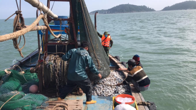 Lực lượng chức năng bắt giữ tàu cá khai thác sai quy định.