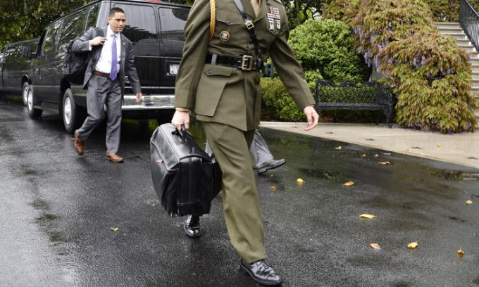 Một sĩ quan trợ lý mang theo "quả bóng hạt nhân" tại khu vực gần Nhà Trắng ngày 25/4/2017. Ảnh: Foreign Policy.